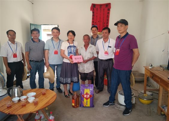 走访慰问贫困户.jpg